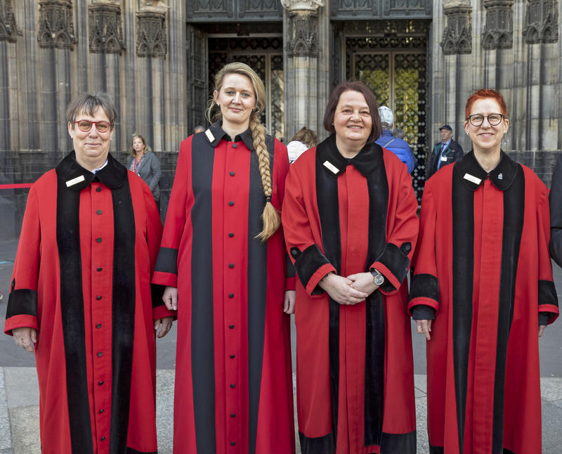 s:41:"Erstmals Domschweizerinnen im Koelner Dom";