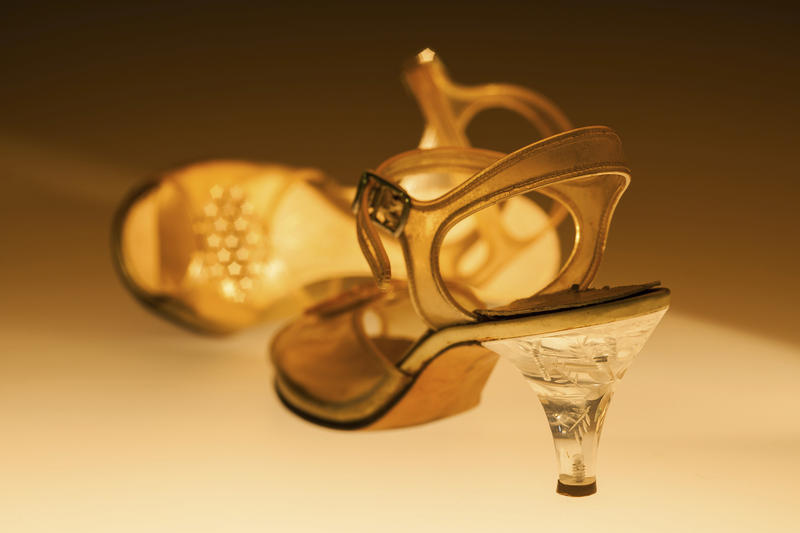 s:75:"Pumps mit Acrylabsatz, 1930er Jahre, in der Ausstellung "nützlich & schön";