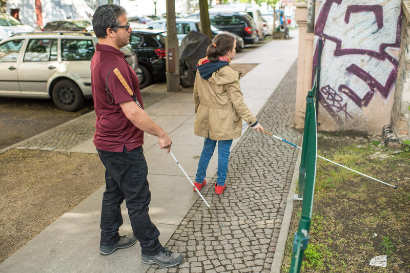 s:64:"Blindentrainer Juan Ruiz trainiert mit der zehnjährigen Violet.";