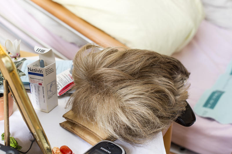 s:116:"Im Hospiz in Bochum: Haarteil, einer krebskranken Frau, auf dem Tisch neben einem Krankenbett. (Foto vom 20.1.2012).";