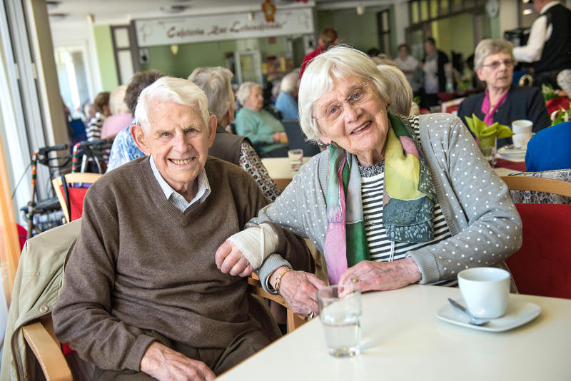 s:166:"Das Ehepaar Ellenrut (95) und Erich Taubitz (94) feiert mit bei der Ü90-Party in der Cafeteria "Zur Lebensfreude" im Sozialzentrum der Arbeiterwohlfahrt in Bensheim.";
