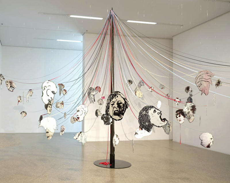 s:72:"Installation "Maibaum: Macht keine Gefangenen II" (2008) von Nancy Spero";