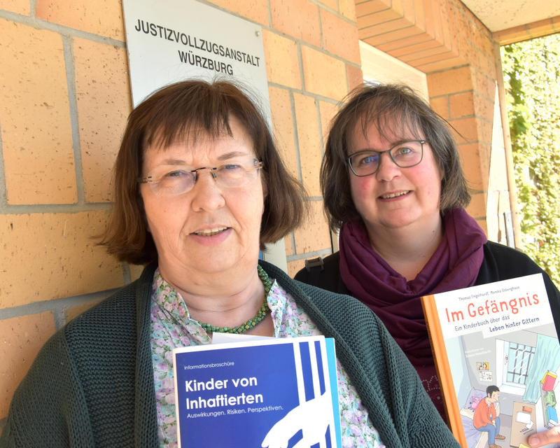 s:119:"Die Seelsorgerinnen Doris Schäfer(li.) und Astrid Zeilinger kümmern sich in der JVA Würzburg um inhaftierte Mütter.";