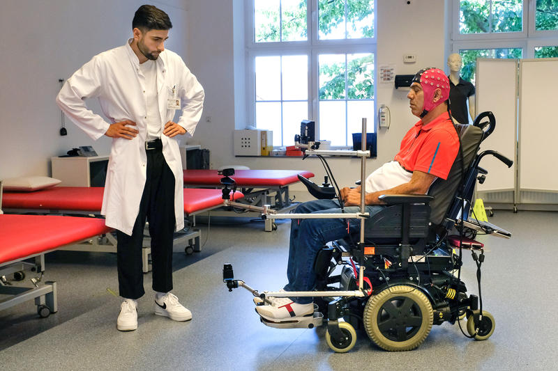 s:95:"Patient Manouchehr Sarshar beim Pilotprojekt zur Steuerung eines Rollstuhls durch Gedankenkraft";