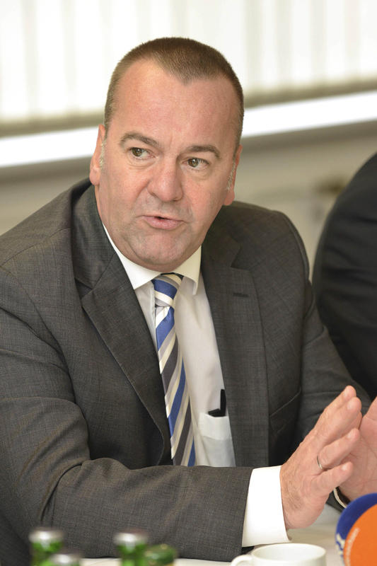 s:84:"Niedersachsens Innenminister Boris Pistorius (SPD, Foto) am 16.09.2013 in Friedland.";