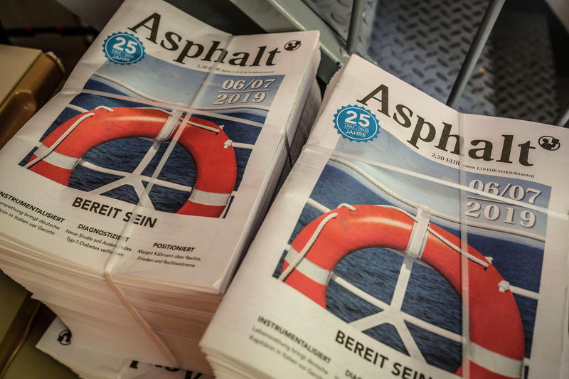 s:95:"Das Straßenmagazin "Asphalt" feiert am 20. Juni mit einem Festakt sein 25-jaehriges Bestehen. ";