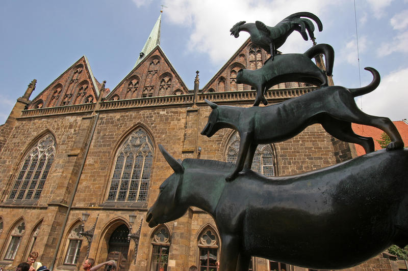 s:145:"Die Bronzeplastik der Bremer Stadtmusikanten neben dem Rathaus (Foto vom 29.05.07) der Hansestadt verweist auf das Maerchen der Gebrueder Grimm, ";