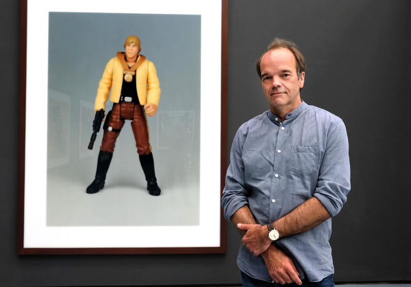 s:88:"Der Fotograf Boris Becker vor seinem Werk "Luke Skywalker" im Düsseldorfer Kunstpalast.";