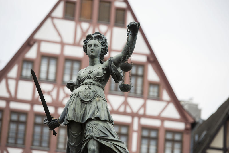 s:60:"Justitia auf dem Römerberg am Gerichtsort Frankfurt am Main";