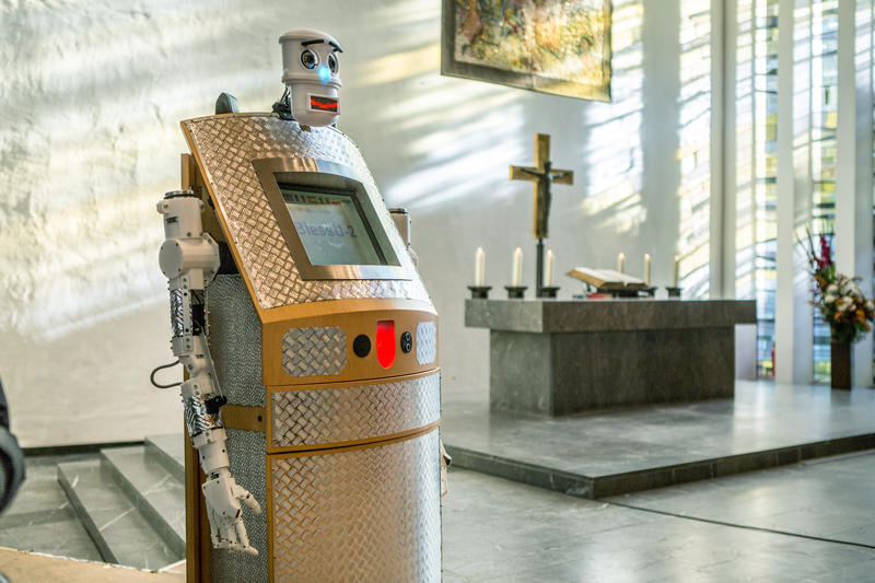 s:53:"Digital-Gottesdienst mit Smartphone und Segensroboter";