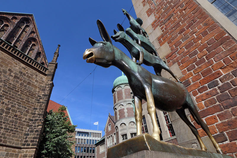s:84:"Bronzeskulptur der Bremer Stadtmusikanten von Gerhard Marcks neben dem Bremer Rathau";