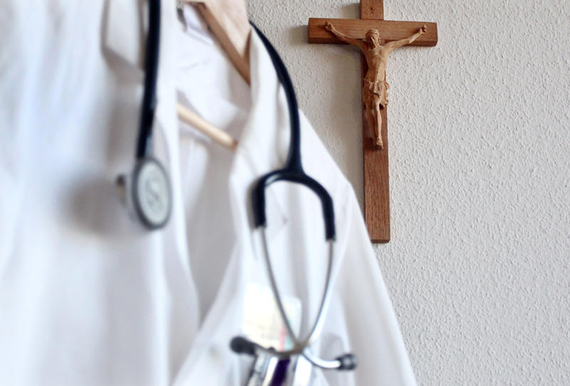 s:107:"Kein weiteres Verfahren: Die katholische Kirche zieht im Arzt-Fall nicht vor das Bundesverfassungsgericht. ";