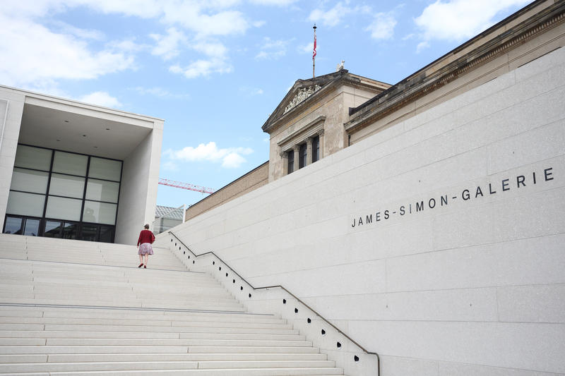 s:50:"James-Simon-Galerie auf der Museumsinsel in Berlin";