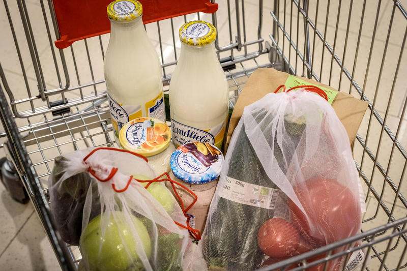 s:91:"Glasflaschen, Stoffnetze und Papiertüten: Die Jugend des Nabu will auf Plastik verzichten.";