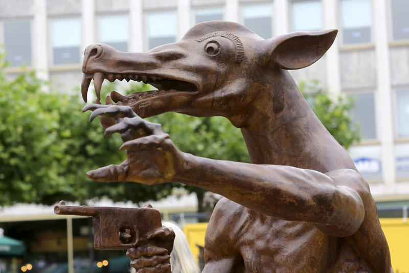 s:22:"Bronze-Wolf gegen Hass";