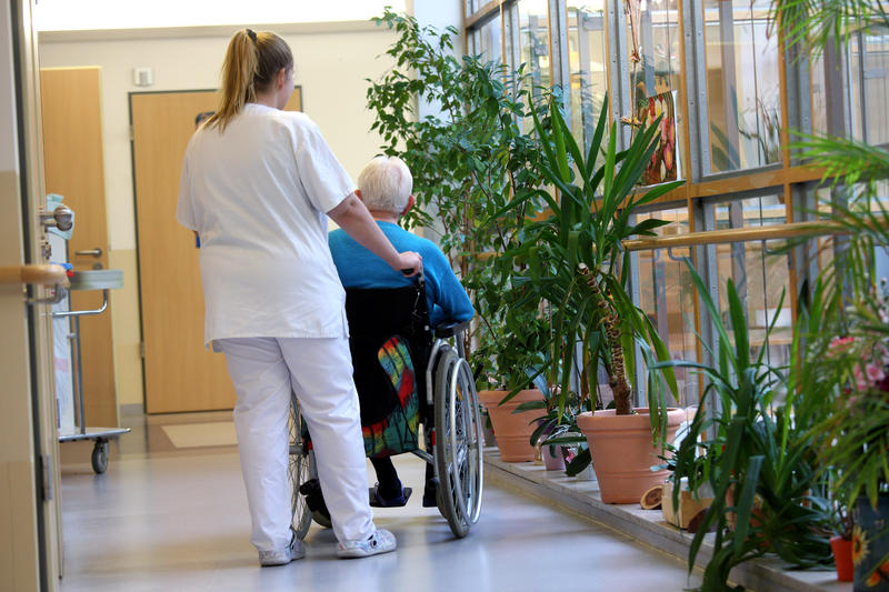 s:88:"Eine Ausbildende im Pflegeheim "Lazarus Haus Berlin" der Hoffnungstaler Stiftung Lobetal";