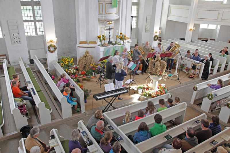 s:76:"Gottesdienst zum Erntedankfest in einer sächsischen Dorfkirche (Archivbild)";