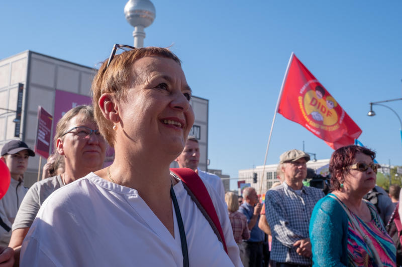 s:210:"Zehntausende Menschen haben am13.10.18 fuer die Einhaltung der Menschenrechte demonstriert. (Foto: Ulrike Trautwein).Das Motto lautete "Fuer eine offene und freie Gesellschaft - Solidaritaet statt Ausgrenzung."";