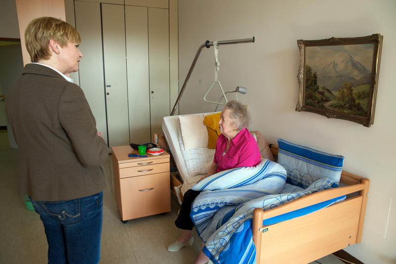 s:173:"Die Berliner Bundestagsabgeordnete Eva Högl (SPD) besuchte am 2.3.2011 das Barbara-von-Renthe-Fink-Haus, ein Altenpflegeheim der von-Bodelschwinghschen Anstalten in Berlin.";