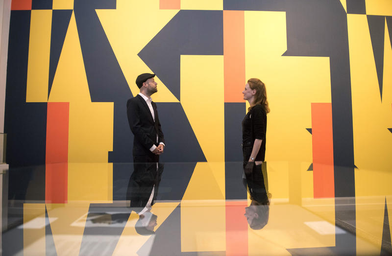 s:179:"Das Kulturgeschichtliche Museum Osnabrueck beleuchtet im Jahr des 100. Bauhaus-Geburtstages in einer Ausstellung die 90jaehrige Geschichte der Bauhaustapete. (Foto vom (17.08.19).";