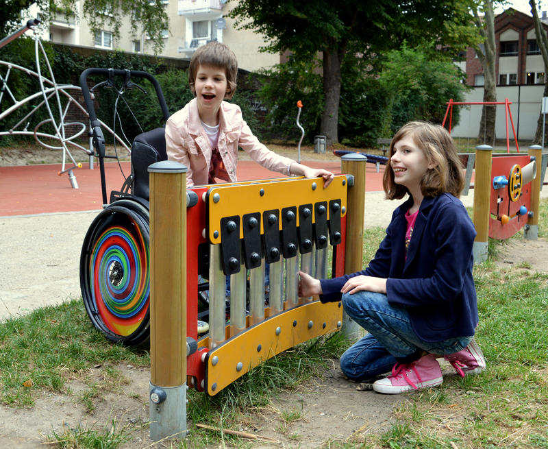 s:47:"Zwei Schwestern auf einem inklusiven Spielplatz";