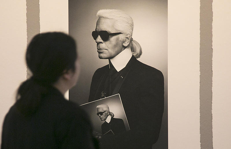 s:171:"Nicht Bilder, die Lagerfeld zeigen, sondern Fotos, die er gemacht hat, sind im Barlach Museum zu sehen (Foto aus der Werkschau "Modemethode" in der Bundeskunsthalle 2015).";