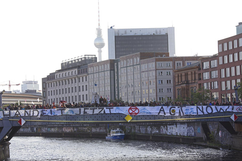 s:64:"Klimaaktivisten blockieren Bruecke im Berliner Regierungsviertel";