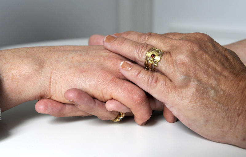 s:55:"Eine Hand halten - in der großen Angst vor dem Sterben";