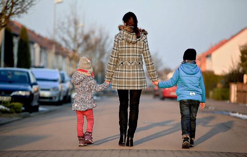 s:23:"Alleinerziehende Mutter";