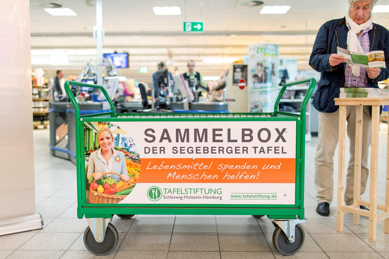 s:55:"Die Sammelbox der Segeberger Tafel in einem Edeka-Markt";