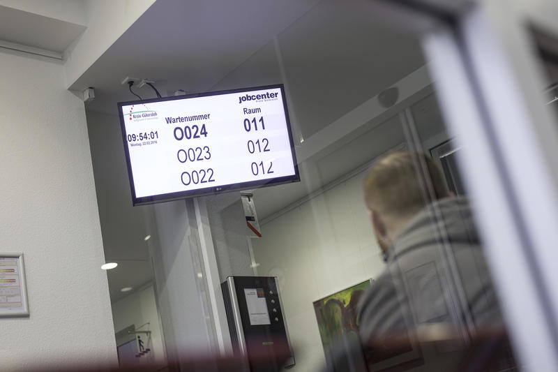 s:32:"Wartebereich in einem Jobcenter ";