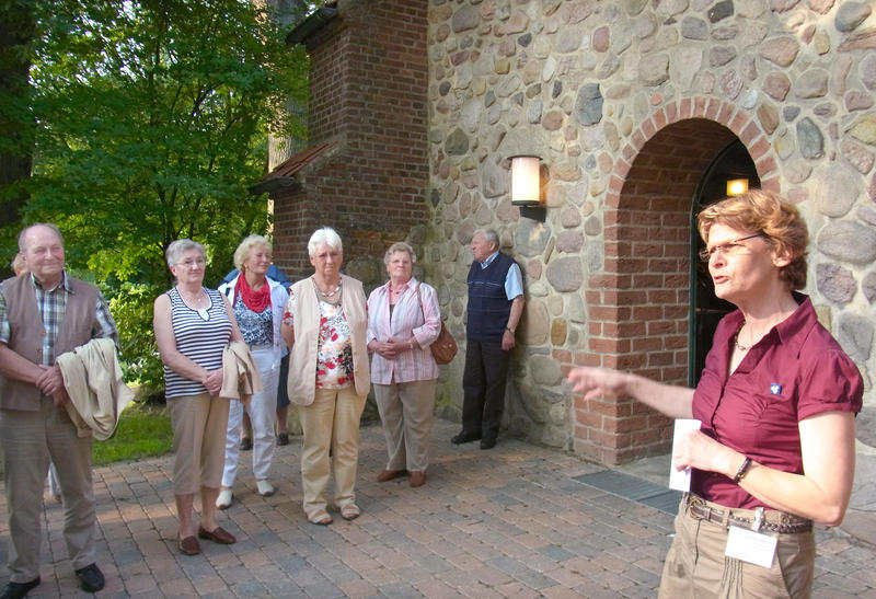 s:233:"Pastorin Beate Stecher wird neue Tourismus-Seelsorgerin für die Lüneburger Heide, die Elbtalaue. Der Lüneburger Regionalbischof Dieter Rathing führt die 53-Jährige am 12. November in der «Olen Kerk» in Bispingen in ihr Amt ein";