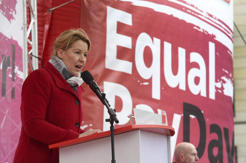 s:217:"Bundesfrauenministerin Franziska Giffey (SPD) fordert mehr Anstrengungen, um die Benachteiligung von Frauen zu beseitigen. "Die Lohngleichheit zwischen Frauen und Maennern muss schneller kommen", sagte sie am 18.03.19";