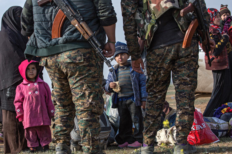 s:225:"Zivilisten, aber auch IS-Familienangehoerige, fluechten aus dem umkaempften Dorf Baghouz in Syrien, das den letzten Rest des sogenannten Kalifats der IS-Dschihadisten auf zwei Quadratkilometern darstellt (Foto vom 08.02.19). ";