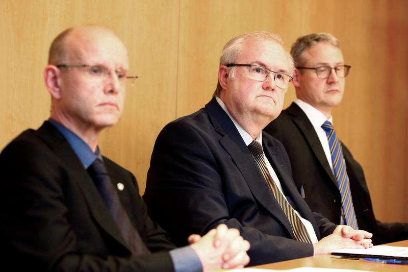 s:125:"Dezernent Thilo Daniel, Synodalpräsident Otto Guse und der Präsident des Landeskirchenamtes, Hans-Peter Vollbach (v.l.n.r.)";