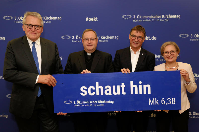 s:226:"Der katholische Präsident des ÖKT 2021, Thomas Sternberg; der katholische Bischof von Limburg, Georg Bätzing; der hessen-nassauische Kirchenpräsident Volker Jung und die evangelische Präsidentin des ÖKT, Bettina Limperg.";