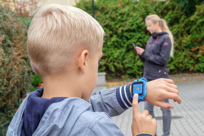 s:92:"Junge mit GPS-Uhr: Seine Mutter kann dadurch mit ihrem Smartphone seinen Standort ermitteln.";