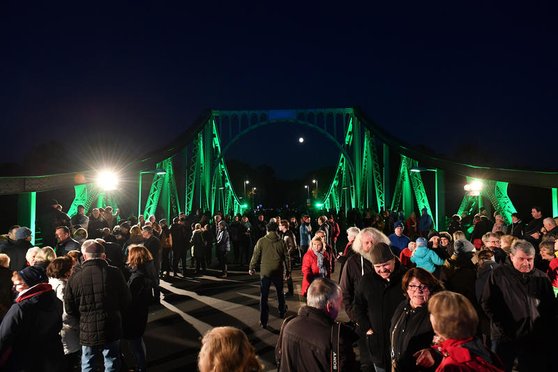 s:54:"Feier auf der Glienicker Bruecke zu 30 Jahre Mauerfall";