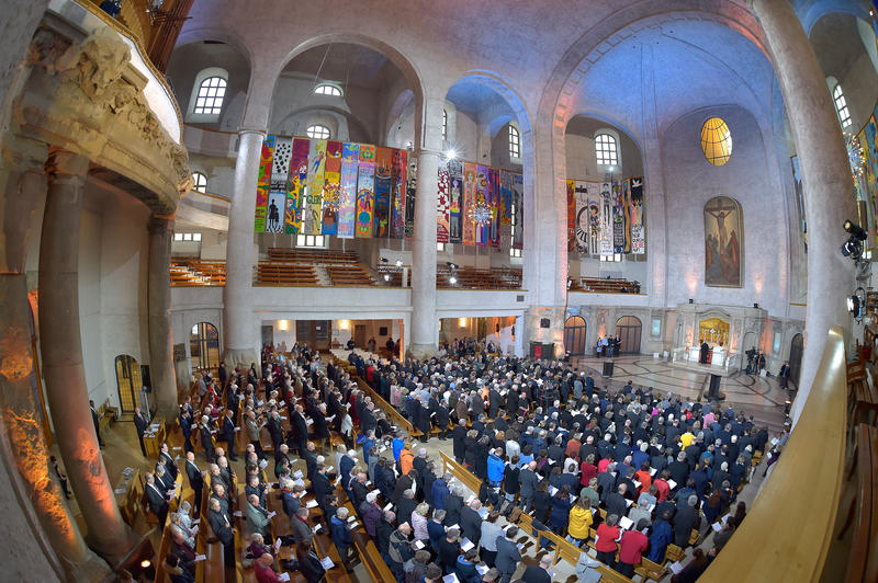 s:67:"Eröffnungsgottesdienst der EKD-Synode in der Dresdner Kreuzkirche.";