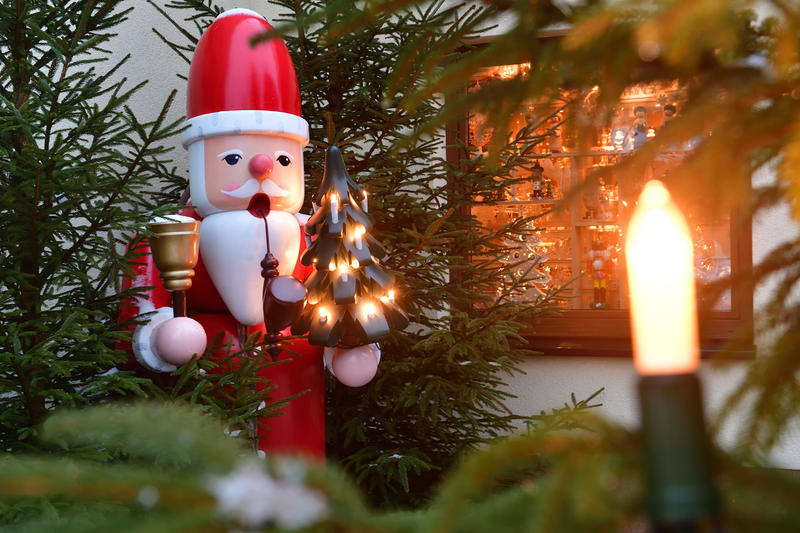 s:111:"Seit 1953 verschickt der Verein "Schwarzes Kreuz" bundesweit Weihnachtspäckchen in Gefängnisse. (Symbolbild)";