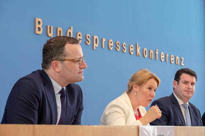 s:50:"Minister in der Bundespressekonferenz (Archivbild)";