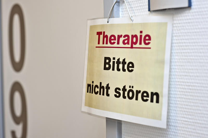 s:109:"Ist kein Platz in einer Reha-Klinik frei, muss der Patient auf Kosten der Krankenkasse in der Klinik bleiben.";