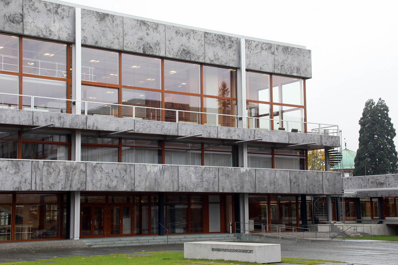 s:42:"Das Bundesverfassungsgericht in Karlsruhe.";