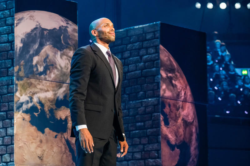 s:201:"Das Chormusical "Martin Luther King" wurde am 20.06.19 beim evangelischen Kirchentag in der Dortmunder Westfalenhalle mit ueber 2.000 Mitwirkenden aufgefuehrt. (Foto: Gino Emnes als Martin Luther King)";