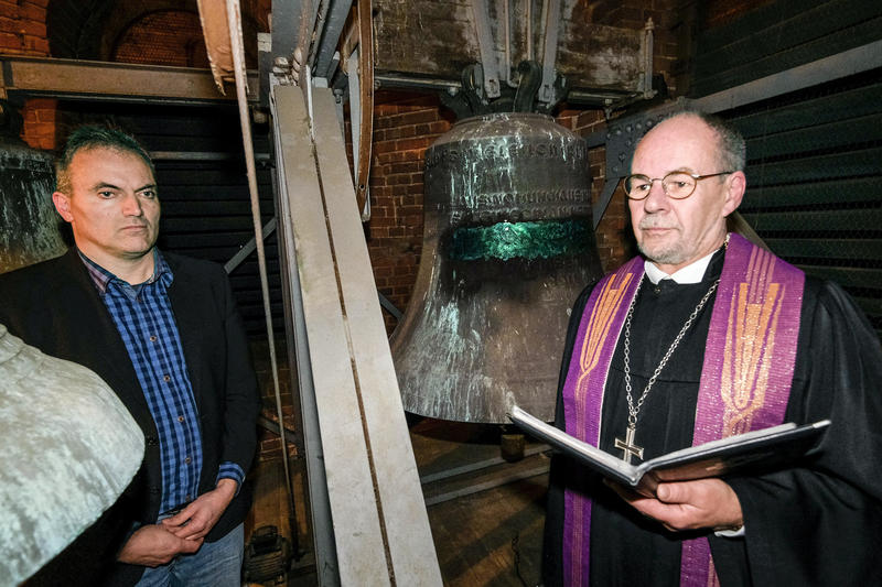 s:222:"Der Geistliche Vizepraesident des evangelischen Landeskirchenamtes in Hannover, Arend de Vries, ist mit einem Mitglied des Vorstandes hinauf zur Glockenstube der Kreuzkirche von Schweringen gestiegen (Foto vom 21.11.2018).";