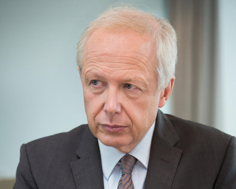 s:10:"Tom Buhrow";
