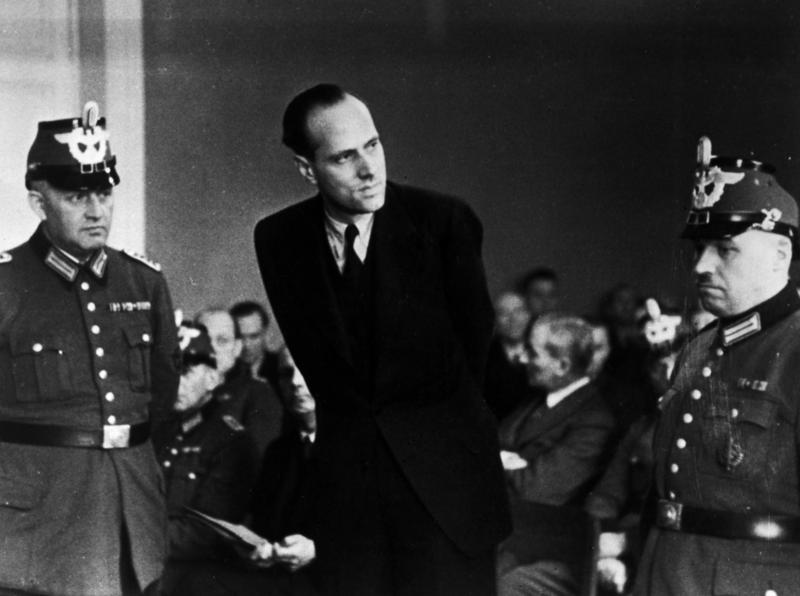 s:84:"Helmuth von Moltke vor Volksgerichsthof - Helmuth von Moltke in the People's Court -";