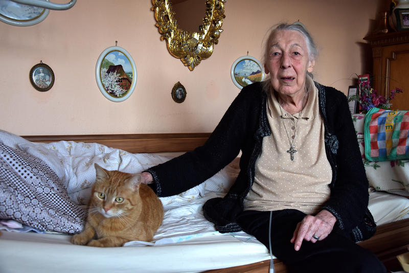 s:42:"Elisabeth Schutte mit ihrem Kater Pumuckel";
