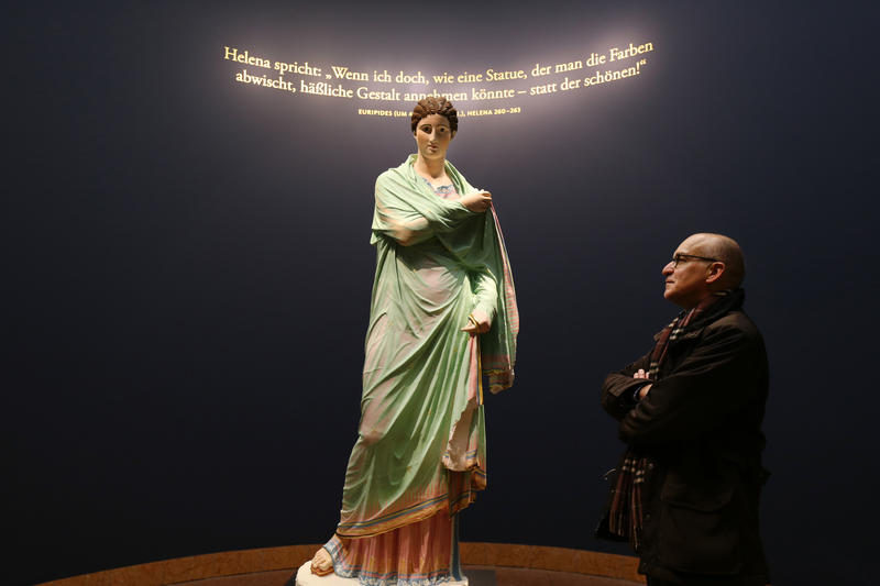 s:135:"Experimentelle Farbrekonstruktion der Statue einer Frau, die sich in einen Mantel hüllt (sog. Kleine Herkulanerin, Delos, 2 Jh.v.Chr.)";
