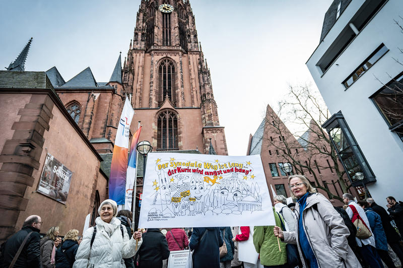 s:59:"Protest vor Beginn der Synodalversammlung zum Synodalen Weg";